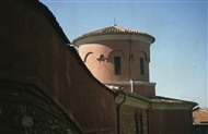 Μουχλιό. Ο κυλινδρικός τρούλος του παλαιολόγειου μνημείου προβάλλει πάνω από τον περίβολο (λήψη από τον δρόμο το 2005)