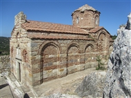 Η βυζαντινή Παναγία η Σικελιά με τον άφθονο κεραμικό διάκοσμο (νότια Χίος)