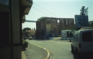 Το καμένο κι ερειπωμένο Ρωμαίικο Σχολείο Μεσαχωρίου (Ορτάκιοϊ) το 2002