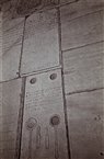 Ταφόπλακες στρωμένες στο δάπεδο του αυλόγυρου της Μονής (γενική λήψη, το 1987)