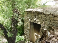 Αγροτόσπιτο στο κουρδικό χωριό Bacraçli, που χτίστηκε μέσα στα ερείπια της βασιλικής αρμενικής Μονής Βαράγκ Βανκ / Varag Vank (Ιούνιος του 2014)