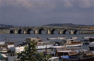Τμήμα της περίφημης γέφυρας του Σινάν στον Μεγάλο Τσεκμετζέ και τα ψαροκάικα (τον Ιούνιο του 1995)