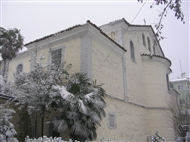 Κουμαριώτισσα (τον Ιανουάριο του 2006 με πολλά χιόνια): Η Α και ΝΑ όψη του ναού