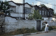 Παλαιά ελληνικά σπίτια στον κεντρικό δρόμο της Μήδειας (το 1995)