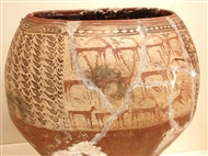 Ανατολική Ανατολία. Αίγαγροι, ελάφια, πάπιες, χήνες και γεωμετρικά σχέδια σε αγγείο του 2000 π.Χ.