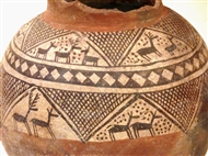 Ελάφια και γεωμετρικά μοτίβα σε αγγείο του 2000 π.Χ. από τον Αράξη
