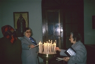 Ενορίτισσες ανάβουν κεριά (1998)