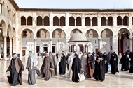 Στο Μεγάλο Τζαμί της Δαμασκού: Κόσμος πάει κι έρχεται στη μεγαλειώδη αυλή  (το 2009)