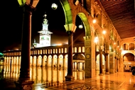 Μεγάλο Τζαμί Δαμασκού: Η αυλή με τις διώροφες καμαροστοιχίες τη νύχτα
