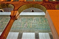 Μεγάλο Τζαμί Δαμασκού: Τμήμα της διώροφης στοάς που περιβάλλει την αυλή και η ψηφιδωτή «ζωφόρος» στο βάθος (λεπτομ.)