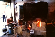 Δαμασκός (το 1999): Υαλουργός μπροστά στον πυρακτωμένο φούρνο