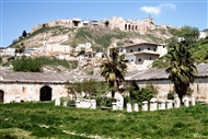 Ο λόφος του Καλαάτ αλ-Μουντίκ, λήψη από το οθωμανικό Καραβάν-σαράι στα πόδια του λόφου