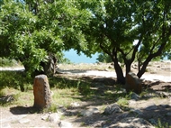 Εκατοντάδες τάφοι με τα «κατσκάρ» γύρω από τον μεσαιωνικό ναό στη νησίδα Αχταμάρ