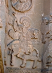 Ο άγιος Γεώργιος, έφιππος σκοτώνει έναν άνδρα (κοντινή λήψη στη Β εξωτ. όψη του ναού)