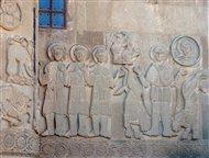 Ο Δανιήλ ανάμεσα στους δύο λέοντες: ζώνη με ανάγλυφα στη Β εξωτ. όψη του ναού στη νησίδα Αχταμάρ