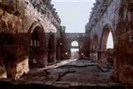 Στη ΒΔ Συρία (το 1999): Το κεντρικό κλίτος της επιβλητικής πρωτοβυζαντινής βασιλικής στον οικισμό Καλμπ Λόζε, τέλη 5ου αι.