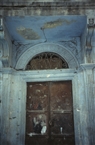 Κοντοσκάλι / Κούμκαπού. Η είσοδος της ερειπωμένης ενοριακής σχολής. Επιγραφή στην καμάρα "ΕΝΟΡΙΑΚΗ. ΣΧΟΛΗ. Η. ΕΛΠΙΣ"
