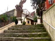 Αγία Παρασκευή Μπέϊκοζ (Φεβρ. 2014). Τα σκαλιά που οδηγούν στον υπερυψωμένο αυλόγυρο και την εκκλησία