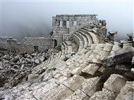 Τερμησσός: Οι νότιες κερκίδες και τμήμα της μισογκρεμισμένης σκηνής του αρχαίου Θεάτρου