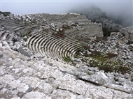 Τερμησσός: Οι κερκίδες του ψηλότερου θεάτρου του αρχαίου κόσμου και η σκηνή στον γκρεμό, χαμένη στην ομίχλη
