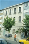 Το παλαιό Ρωμαίικο Κεντρικό Παρθεναγωγείο Ψωμαθειών στον κεντρικό δρόμο (το 2000)