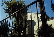 Νηχώρι, Παναγία Κουμαριώτισσα. Μια ματιά πίσω από τα κάγκελα του αυλόγυρου (το 2003)