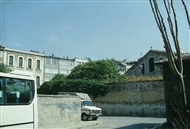 Άγ. Κωνσταντίνος στα Ψωμαθειά (το 2000, πριν από την ανακαίνιση): Ο ψηλός δυτικός περίβολος και η δυτική όψη του ναού