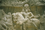 Νακς-ε Ροστάμ, Σασανιδικό ανάγλυφο: Ο Μέγας Βασιλεύς Σαπώρ Α΄ (κοντινό) και ο μέγας Μάγος Καρτίρ (Μάιος του 2000)