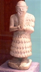 Ο ανυπόδητος βασιλιάς Λάμγκι-Μαρί, αγαλματίδιο από το προϊστορικό Μαρί (2600-2350 π.Χ.)