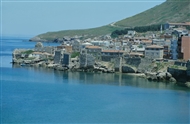 Σινώπη: Τα θαλάσσια βυζαντινά τείχη (Ν-ΝΔ πλευρά) με τους πύργους τους