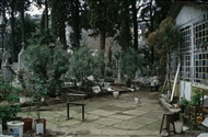 Ρωμαίικο Κοιμητήριο Ορτάκιοϊ (Δεκ. 1999, πριν από την ανακαίνιση): Η πλακόστρωτη αυλή μπροστά στον κοιμητηριακό ναό