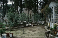 Ρωμαίικο Κοιμητήριο Ορτάκιοϊ (Δεκ. 1999, πριν από την ανακαίνιση): Η πλακόστρωτη αυλή μπροστά στον κοιμητηριακό ναό
