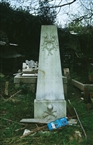 Μαρμάρινη ενεπίγραφη ταφική στήλη του 1877 και μεγάλη ακαταστασία στο Ρωμαίικο Κοιμητήριο στο Ορτάκιοϊ (τον Δεκ. του 1999)