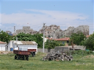 Αίνος: Έξω από το βυζαντινό κάστρο, με θέα τα τείχη και την ερειπωμένη "Αγία Σοφία"  (Μάιος του 2015)