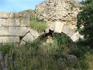 Αλεξάνδρεια Τρωάς: Χορταριασμένα ερείπια από το συγκρότημα των Λουτρών και του Γυμνασίου