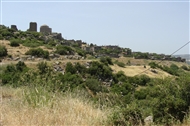 Η ακρόπολη της αρχαίας και βυζαντινής Άσσου και το χωριό Μπεχράμ Καλέ (μακρινή λήψη)