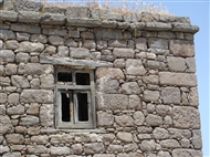 Άσσος: Τοίχος σε αγροτόσπιτο του χωριού Μπεχράμκαλέ μέσα στις αρχαιότητες