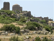 Άσσος (Μάιος 2015): Ο γραφικός οικισμός Behramkale και τμήμα της Άνω πόλης με τον βυζαντινό πύργο και το πρώιμο οθωμανικό τζαμί