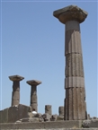 Οι αναστηλωμένοι δωρικοί κίονες στον ναό της θεάς Αθηνάς