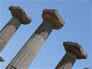 Τρεις δωρικού ρυθμού κίονες με τα κιονόκρανά τους από τον ναό της Αθηνάς στην ακρόπολη της Άσσου