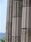 Άσσος, ναός της Αθηνάς: Κορμοί δωρικών κιόνων με τις αρμονικές τους ραβδώσεις