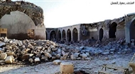 Μαράατ αλ-Νουμάν. Το Χάνι-Μουσείο μετά τον βομβαρδισμό και τη λεηλασία: η ίδια αυλή, οι ίδιες καμάρες, η απόλυτη ερημιά