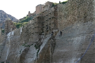Ρούμκαλε (το 2009): Σκαλωσιές στο μεσαιωνικό κάστρο πάνω από τον κατακόρυφο βράχο που ορθώνεται πάνω από τον Ευφράτη