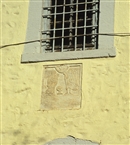 Κουμαριώτισσα (το 2003): Υπέρθυρο ανάγλυφο με το Άγιο Πνεύμα