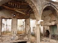 Στην παλαιά ρωμαίικη συνοικία του Πόρου / Bor τον Οκτ. του 2015: Ερειπωμένο ελληνικό αρχοντικό και στο βάθος σπασμένο το πέτρινο τζάκι