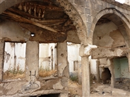 Στην παλαιά ρωμαίικη συνοικία του Πόρου / Bor τον Οκτ. του 2015: Ερειπωμένο ελληνικό αρχοντικό και στο βάθος σπασμένο το πέτρινο τζάκι