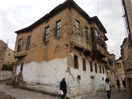 Πόρος / Bor τον Οκτώβριο του 2015: Διώροφο σπίτι με σαχνισί στην παλαιά ρωμαίικη συνοικία του Πόρου
