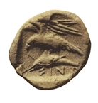 Νόμισμα της αρχαίας Σινώπης: θαλασσαετός με δελφίνι και «ΣΙΝΩ» (5ος π.Χ. αι.)