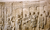 Μπροστά στη γέφυρα που κατασκεύασε ο Απολλόδωρος ο Δαμασκηνός στις Σιδηρές Πύλες, ο αυτοκράτορας Τραϊανός τελεί θυσία
