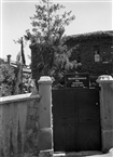 Ιωακείμειον: Η κλειστή θύρα του ξακουστού Παρθεναγωγείου και ο κισσός το 1987